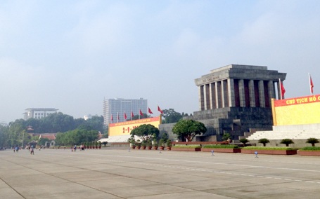 Cao ốc gồm tổ hợp trung tâm thương mại, văn phòng, nhà ở, số 8B Lê Trực cao hơn hẳn tòa nhà Văn phòng Quốc hội và Lăng Bác