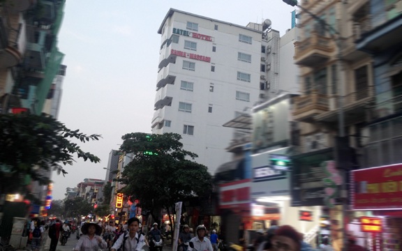 
Tòa nhà 221-223 Bạch Mai, xây dựng lên đến tầng 12 mới bị xử lý cắt ngọn xuống còn 8 tầng.
