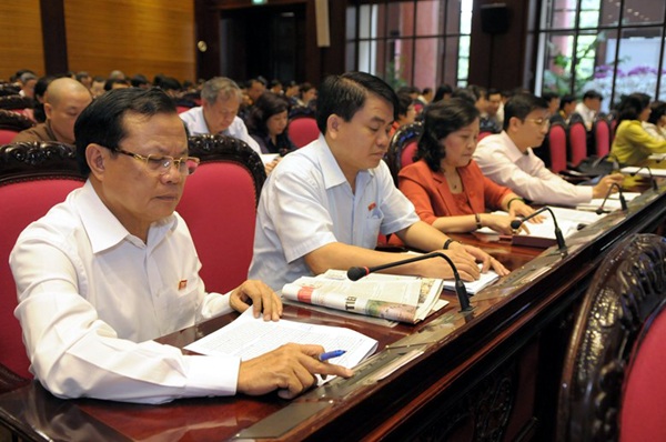 Cộng cả số biểu quyết hộ, mỗi lần bấm nút vẫn thiếu… 60 đại biểu - 2 Đại biểu Quốc hội TP Hà Nội bấm nút biểu quyết thông qua dự án Luật hải quan sửa đổi