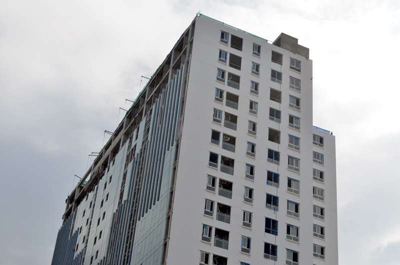 
Trước đó, UBND TP Hà Nội đã chỉ rõ những sai phạm của tòa 8B Lê Trực và chỉ đạo xử lý nghiêm khắc cả chủ đầu tư lẫn tổ chức, cá nhân để xảy ra vụ việc
