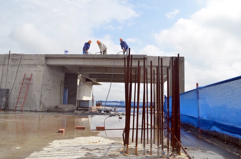 Công nhân phá dỡ tầng tum tòa nhà 8B Lê Trực