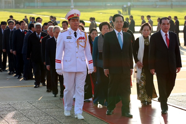 Các đoàn vào Lăng viếng Chủ tịch Hồ Chí Minh