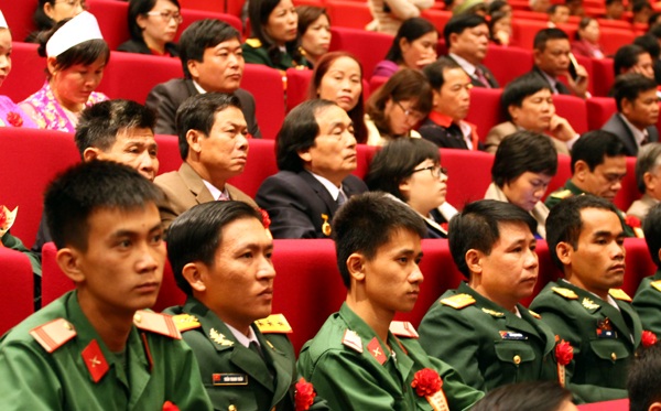 Đại biểu lắng nghe tham luận xúc động của Đại tá Sơn (Ảnh Mai Châm)