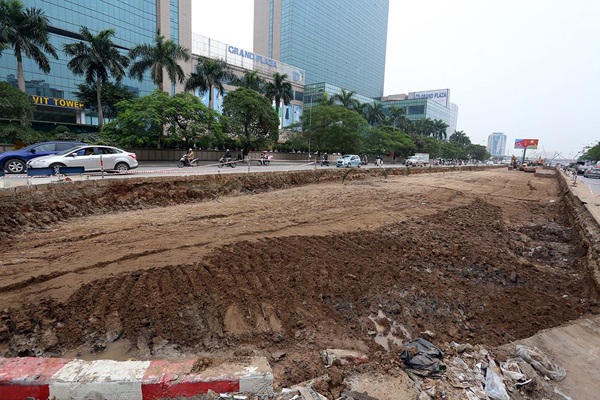 Hà Nội phá bỏ dải phân cách giữa đường Trần Duy Hưng - 1 Khoảng 200m dải phân cách giữa đường Trần Duy Hưng bị phá bỏ trong sáng nay