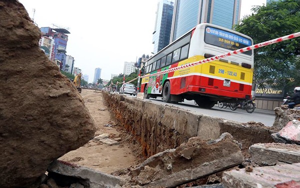 Hà Nội phá bỏ dải phân cách giữa đường Trần Duy Hưng - 2 Việc phá bỏ dải phân cách giữa được làm rất khẩn trương