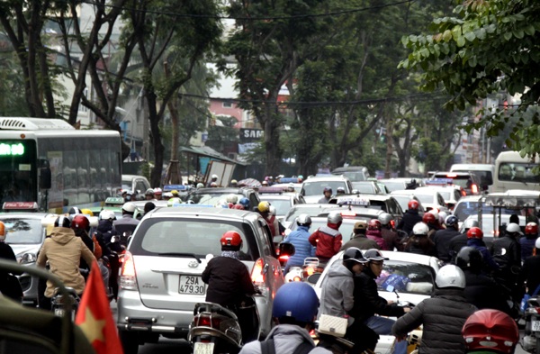 Ô tô, xe máy lưu thông lộn xộn trên đường Thái Hà