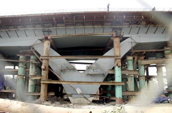 Trụ và dầm của cây cầu là những thanh thép khủng, đáp ứng được 6 làn xe lưu thông qua tuyến đường.