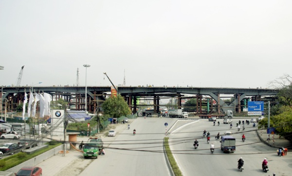 Tại nút giao này được xây dựng cầu vượt có chiều dài 800m, dành cho 6 làn xe cơ giới