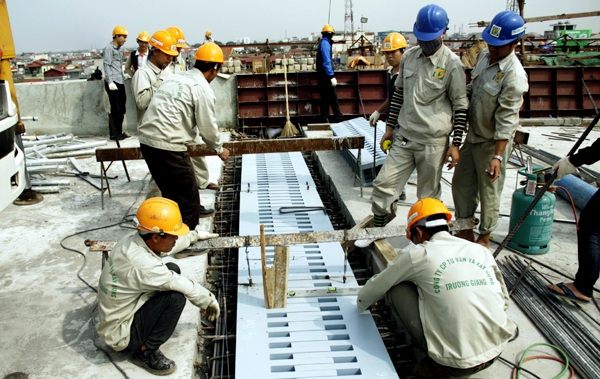 Công nhân đang lắp đặt khe co giãn trên cây cầu hiện đại