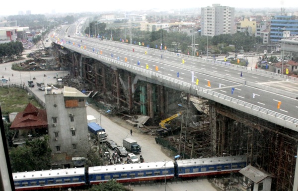 Cầu vượt dài 809,7m có 16 nhịp, bao gồm 1 cầu chính có hệ dầm hộp thép bản liên hợp bê tông, 5 nhịp liên tục với tổng chiều dài 310m và hệ thống cầu dẫn dài 494,9m.