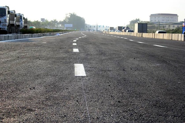 Thông xe cây cầu vượt thép “khủng” nhất Hà Nội - 2 Cây cầu thép qua trung tâm quận Long Biên có ý nghĩa rất quan trọng trong việc giải quyết ùn tắc giao thông và phát triển kinh tế - xã hội trong khu vực (Ảnh Hà Trang)