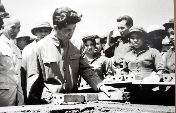 Phó Thủ tướng kiêm Bộ trưởng Bộ Xây dựng - Đỗ Mười đặt viên gạch đầu tiên trong buổi lễ khởi công xây dựng Thành phố Vinh, tỉnh Nghệ An ngày 1/5/1974.