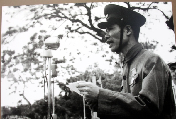 Bí thư Thành ủy, Chủ tịch Ủy ban Quân chính Thành phố Hải Phòng - Đỗ Mười đọc thư của Chủ tịch Hồ Chí Minh gửi đồng bào Hải Phòng trong buổi lễ Quân đội nhân dân Việt Nam vào tiếp quản thành phố ngày 14/5/1955.