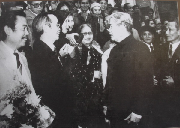 Tổng Bí thư Đỗ Mười nói chuyện thân mật với các bạn tù nhân cuộc họp mặt truyền thống của các chiến sĩ cách mạng bị địch bắt tù đày tại Nhà tù Hỏa Lò lần thứ nhất năm 1993.