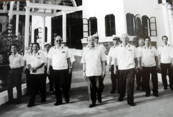 Tổng Bí thư Đỗ Mười đến thăm và làm việc với Bộ Tư lệnh Hải quân nhân dân Việt Nam ngày 13/5/1995.