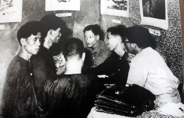 Bí thư Xứ ủy Nam bộ Lê Duẩn (thứ nhất bên trái) tại Hội nghị Quân sự mở rộng, năm 1949.