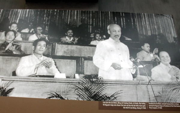 Chủ tịch Hồ Chí Minh, đồng chí Trường Chinh, Lê Duẩn, Đại tướng Võ Nguyên Giáp trên Đoàn Chủ tịch tại Đại hội đại biểu toàn quốc lần thứ III của Đảng, tháng 9/1960.