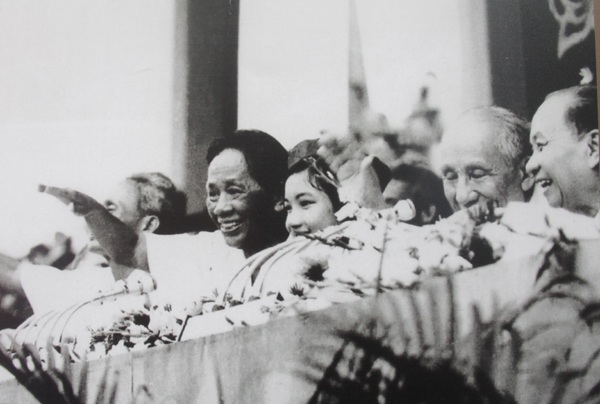 Bí thư thứ nhất Lê Duẩn cùng các đồng chí lãnh đạo Đảng, Chính phủ, Quốc hội dự mít tinh tại Hà Nội mừng miền Nam hoàn toàn giải phóng, ngày 7/5/1975.