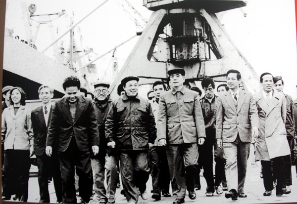 Tổng Bí thư Nguyễn Văn Linh thăm cảng Hải Phòng, năm 1987.