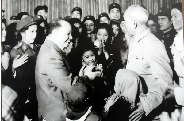 Chủ tịch Hồ Chí Minh và đồng chí Trường Chinh gặp gỡ thân mật các diễn viên đoàn Văn công Tổng cục Chính trị, ngày 1/1/1969.