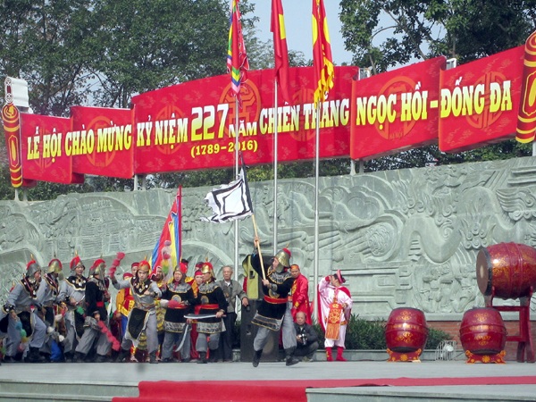 Chen chân xem cảnh “vua Quang Trung đánh thắng giặc” ở lễ hội Gò Đống Đa - 7