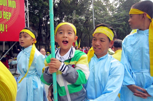 Các cụ già và các em nhỏ chuẩn bị cho màn tái hiện trận đánh từ 227 năm trước