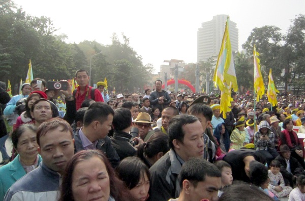 Dù trời nắng nhưng hàng nghìn người dân vẫn đứng kín sân để xem trận đánh của vua Quang Trung