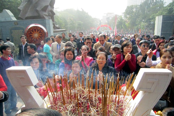 Người dân thắp nén tâm hương thành kính tưởng nhớ vua Quang Trung - Nguyễn Huệ