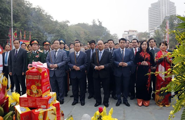 Chen chân xem cảnh “vua Quang Trung đánh thắng giặc” ở lễ hội Gò Đống Đa - 1
Tới dự Lễ kỷ niệm 227 năm chiến thắng Ngọc Hồi - Đống Đa sáng nay có: Ủy viên Bộ Chính trị - Phó Thủ tướng Nguyễn Xuân Phúc; Ủy viên Bộ Chính trị - Bí thư Thành ủy Hà Nội Hoàng Trung Hải; Ủy viên Trung ương Đảng - Phó Bí thư thường trực Thành ủy Hà Nội Ngô Thị Thanh Hằng; Ủy viên Trung ương Đảng - Chủ tịch UBND TP Hà Nội Nguyễn Đức Chung; Nguyên Bí thư Thành ủy Hà Nội Phạm Quang Nghị cùng đại diện lãnh đạo các bộ, ngành và Thành phố Hà Nội.
