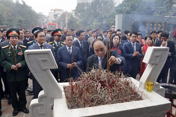 Chen chân xem cảnh “vua Quang Trung đánh thắng giặc” ở lễ hội Gò Đống Đa - 2 Phó Thủ tướng Nguyễn Xuân Phúc cùng lãnh đạo Hà Nội đến dự lễ Kỷ niệm 227 năm Chiến thắng Ngọc Hồi - Đống Đa