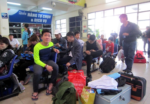 Dòng người ùn ùn về Thủ đô, đường trên cao kẹt cứng sau kỳ nghỉ Tết - 15