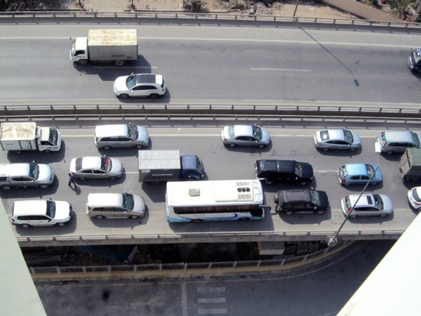 Cả 3 làn xe trên cầu cạn đều ken đặc ô tô