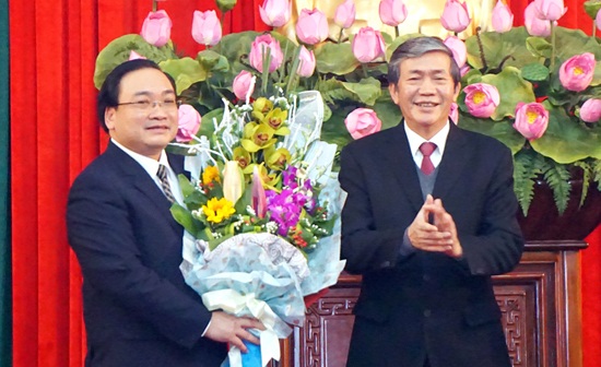 
Sáng ngày 5/2, Thành ủy Hà Nội đã tổ chức công bố quyết định của Bộ Chính trị phân công Phó Thủ tướng Hoàng Trung Hải giữ cương vị Bí thư Thành ủy Hà Nội nhiệm kỳ 2015-2020. Tại đây, ông Hoàng Trung Hải chia sẻ: “Cá nhân tôi coi đây vừa là vinh dự, vừa là trách nhiệm hết sức nặng nề trước Trung ương Đảng, Bộ Chính trị, trước Đảng bộ Thủ đô”.
