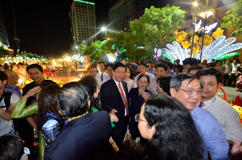 
Ngày 5/2, người dân TPHCM vây quanh xin chụp ảnh cùng ông Đinh La Thăng sau khi ông cắt băng khai mạc đường hoa Nguyễn Huệ. (Ảnh: Ngọc Tiến)

