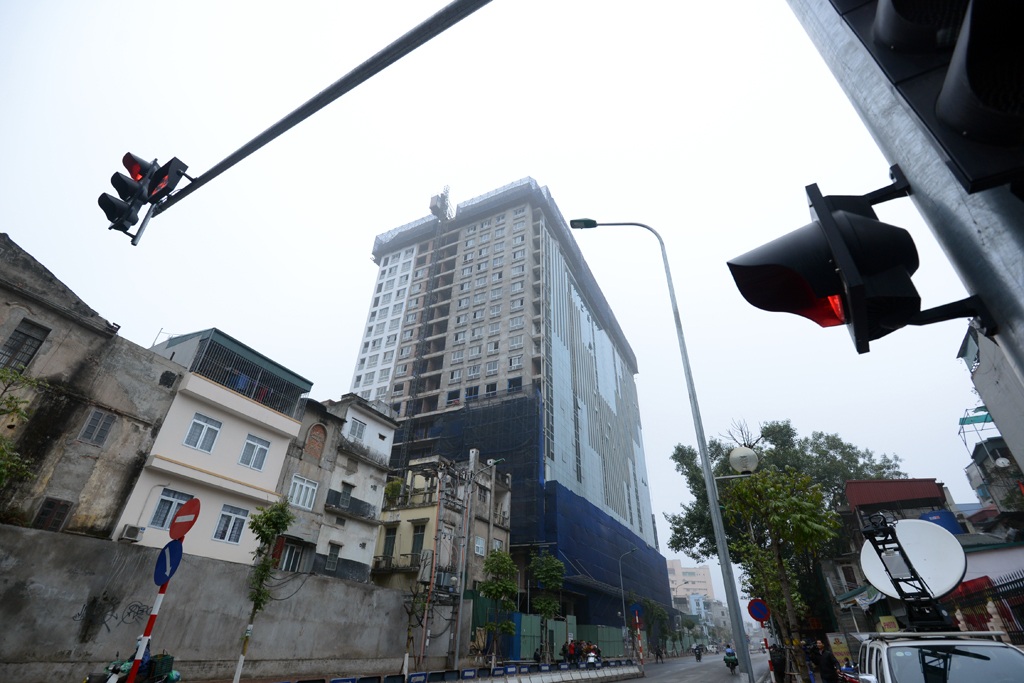 Tòa nhà 8B Lê Trực cao vút bên khu vực nhạy cảm ở quận Ba Đình, nhiều ngày sau lệnh cắt ngọn