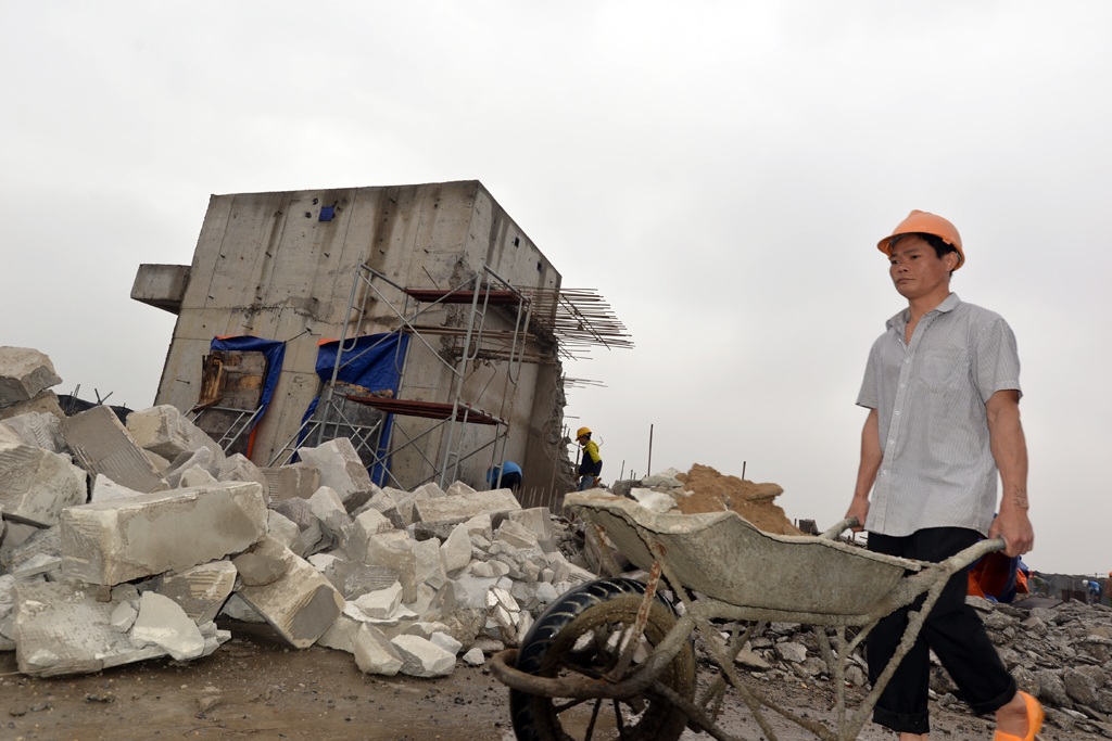 Ngổn ngang bê tông trong buổi cưỡng chế “cắt ngọn” nhà 8B Lê Trực - 5