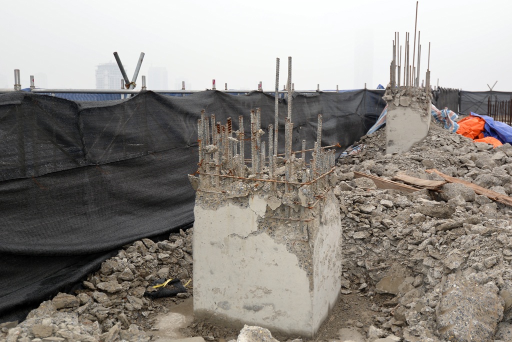 Bê tông cốt thép của tum tòa nhà đang được đập bỏ