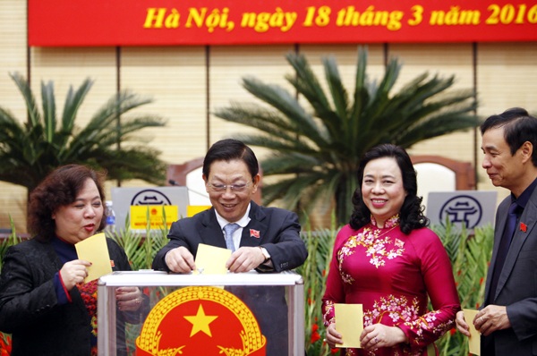 Đại biểu HĐND TP Hà Nội bỏ phiếu bầu 3 Phó Chủ tịch UBND TP