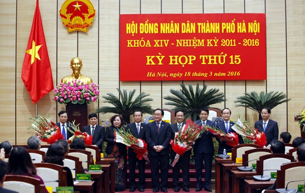 Lãnh đạo mới của HĐND và UBND TP Hà Nội nhiệm kỳ 2011-2016 ra mắt các đại biểu
