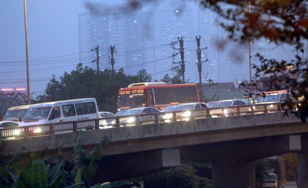 
Hàng ngàn ô tô chết cứng trên cầu cạn
