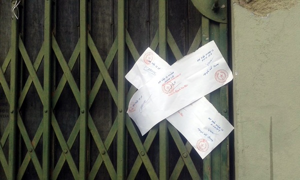 Cháy lớn thiêu rụi nhiều xe máy tại khu chung cư Linh Đàm - 9 Cửa ra vào khu vực để xe được lực lượng công an niêm phong