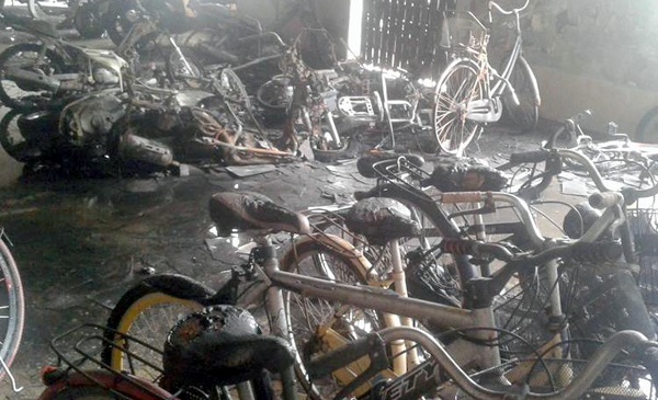 Cháy lớn thiêu rụi nhiều xe máy tại khu chung cư Linh Đàm - 3 Cháy lớn thiêu rụi nhiều xe máy tại khu chung cư Linh Đàm - 3