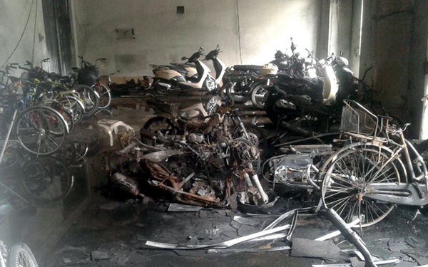 Cháy lớn thiêu rụi nhiều xe máy tại khu chung cư Linh Đàm - 1 Nhiều xe máy trong tầng trệt chung cư Nơ 1B bị thiêu rụi