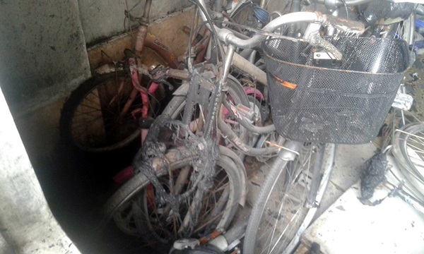 Cháy lớn thiêu rụi nhiều xe máy tại khu chung cư Linh Đàm - 4 Cháy lớn thiêu rụi nhiều xe máy tại khu chung cư Linh Đàm - 4