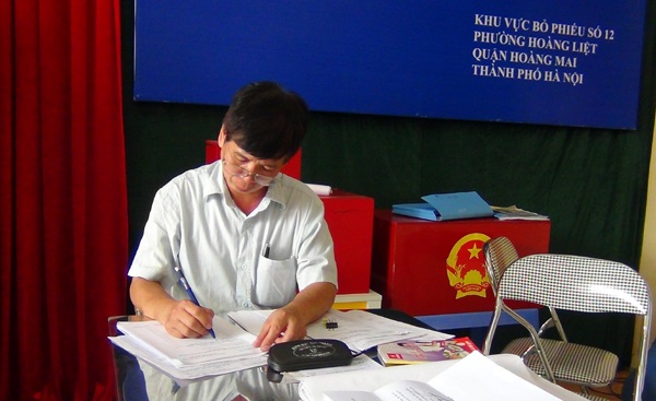 Hà Nội sẵn sàng cho ngày hội lớn - 2 Cán bộ trong ban bầu cử vẫn tiếp tục cập nhật thông tin liên quan đến các cử tri