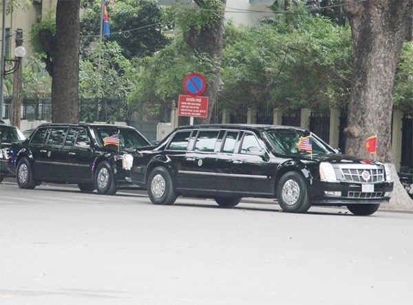 Người dân Hà Nội đứng kín đường chào đón Tổng thống Obama - 10 Hai quái thú chuyên chở Tổng thống Mỹ chỉ cách nhau vài mét trên đường phố