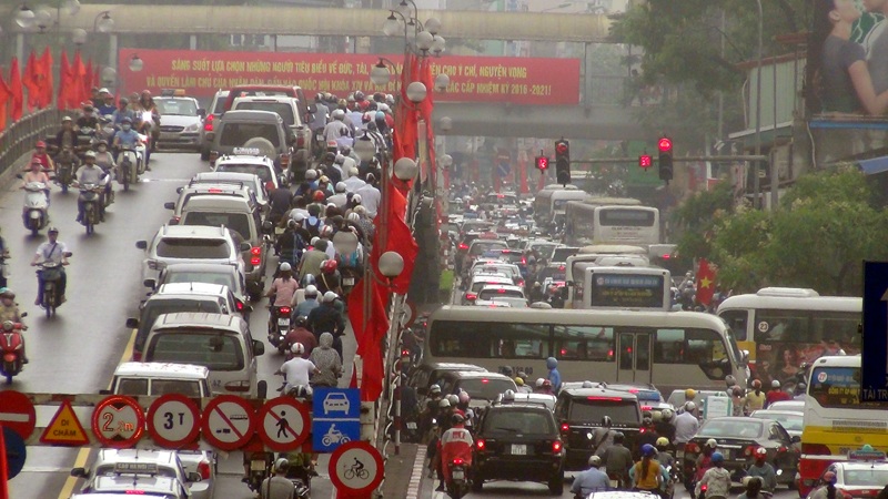 Sở Xây dựng Hà Nội: “Lượng mưa đêm qua chỉ kém năm 2008” - 2 Nhiều tuyến đường Hà Nội bị ùn tắc nghiêm trọng trong sáng nay (Ảnh Quang Phong)
