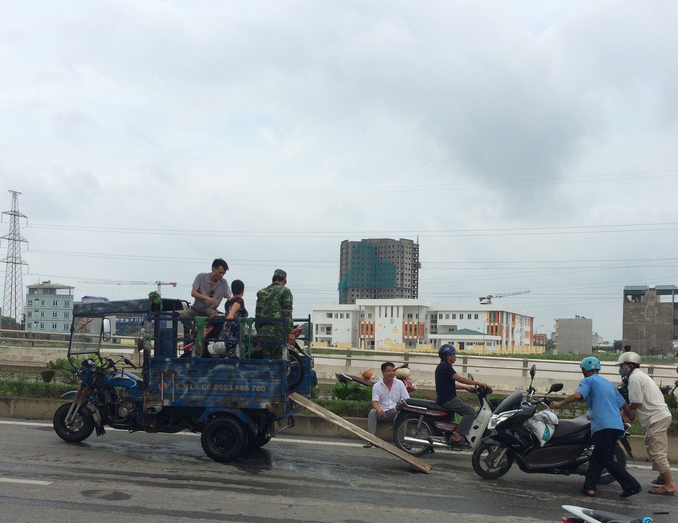 Hà Nội: Nhiều khu vực nước chưa rút hết sau ngày mưa lớn - 4