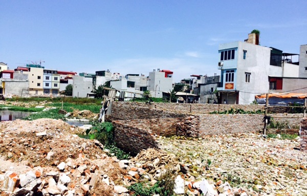 Người dân xây dựng tường bao quanh khu đất nông nghiệp