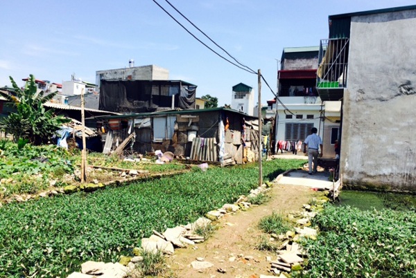 Giữa Thủ đô nhưng vẫn còn những con đường đất dẫn vào những khu nhà tạm bợ